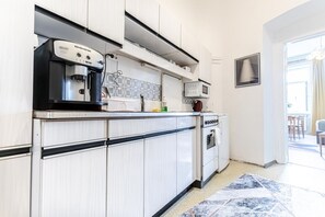 Fridge, microwave, oven, stovetop - Stylish 2BR Apt – Garden & Contemporary Amenitie (Vienna)