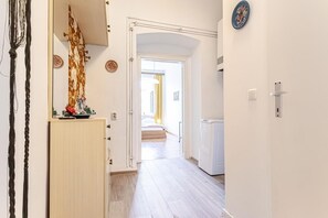 Interior - Stylish 2BR Apt – Garden & Contemporary Amenitie (Vienna)