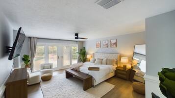 5 slaapkamers, een bureau, een strijkplank/strijkijzer, reisbedje