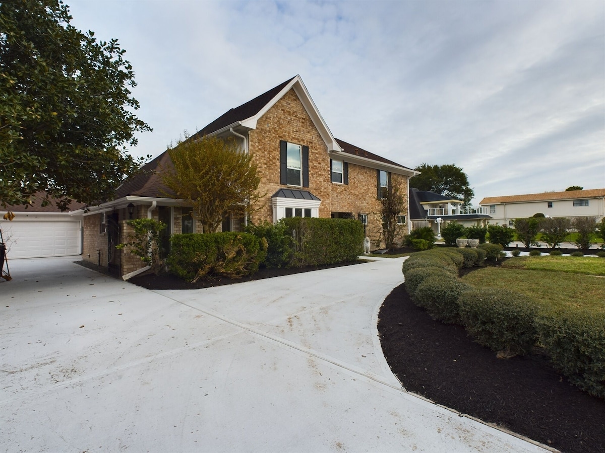 Photo 3 of Buckle & Boots BNB - 20 minutes to downtown + pool