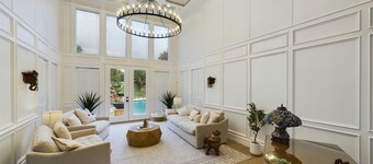 Buckle & Boots BNB - 20 minutes to downtown + pool