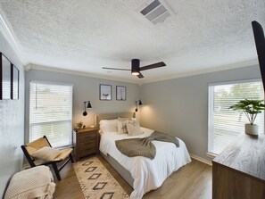 5 bedrooms, iron/ironing board, WiFi, bed sheets