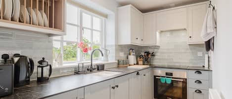 Frigorifero, forno, piano cottura, lavastoviglie