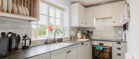 Fridge, oven, stovetop, dishwasher