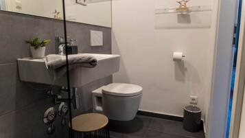 Habitación doble Deluxe | Baño | Regadera, secadora de cabello, toallas, jabón