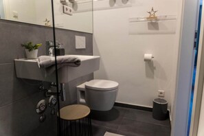 Deluxe Double Room | Bathroom | Shower, hair dryer, towels, soap