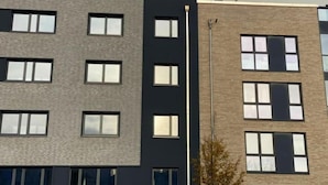 A modern multi-story building with a mix of window styles and a flat roof. - Arbio I Duxen Apartments Hagenbeck Zoo (Hamburg)