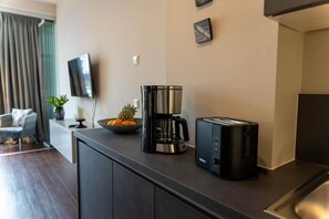 Deluxe Double Room | Private kitchen | Fridge, microwave, stovetop, cookware/dishes/utensils
