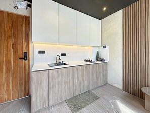 Herdplatte, Toaster, Kochgeschirr/Geschirr/Besteck, Esstisch