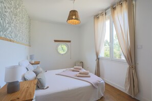 5 bedrooms, iron/ironing board, WiFi, bed sheets