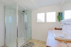 Dusche, Haartrockner, Handtücher