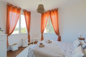 5 bedrooms, iron/ironing board, WiFi, bed sheets