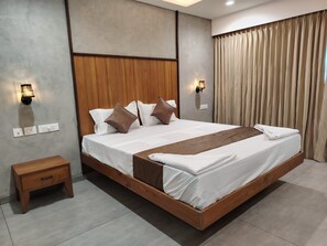 Deluxe Room | Laptop workspace, free WiFi
