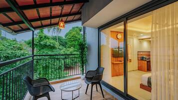 Kamar Premium | Seprai antialergi, minibar, dan didekorasi berbeda-beda
