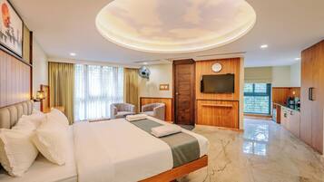 Quarto luxo | Roupas de cama antialérgicas, frigobar, individualmente decorados