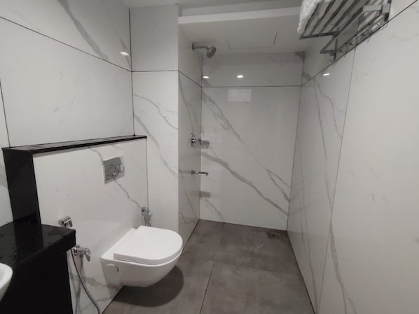 Chuveiro, toalhas de banho, sabonete, shampoo