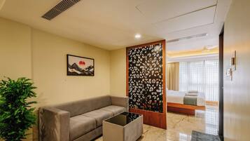 Studio Suite | Hypo-allergenic bedding, minibar, individually decorated