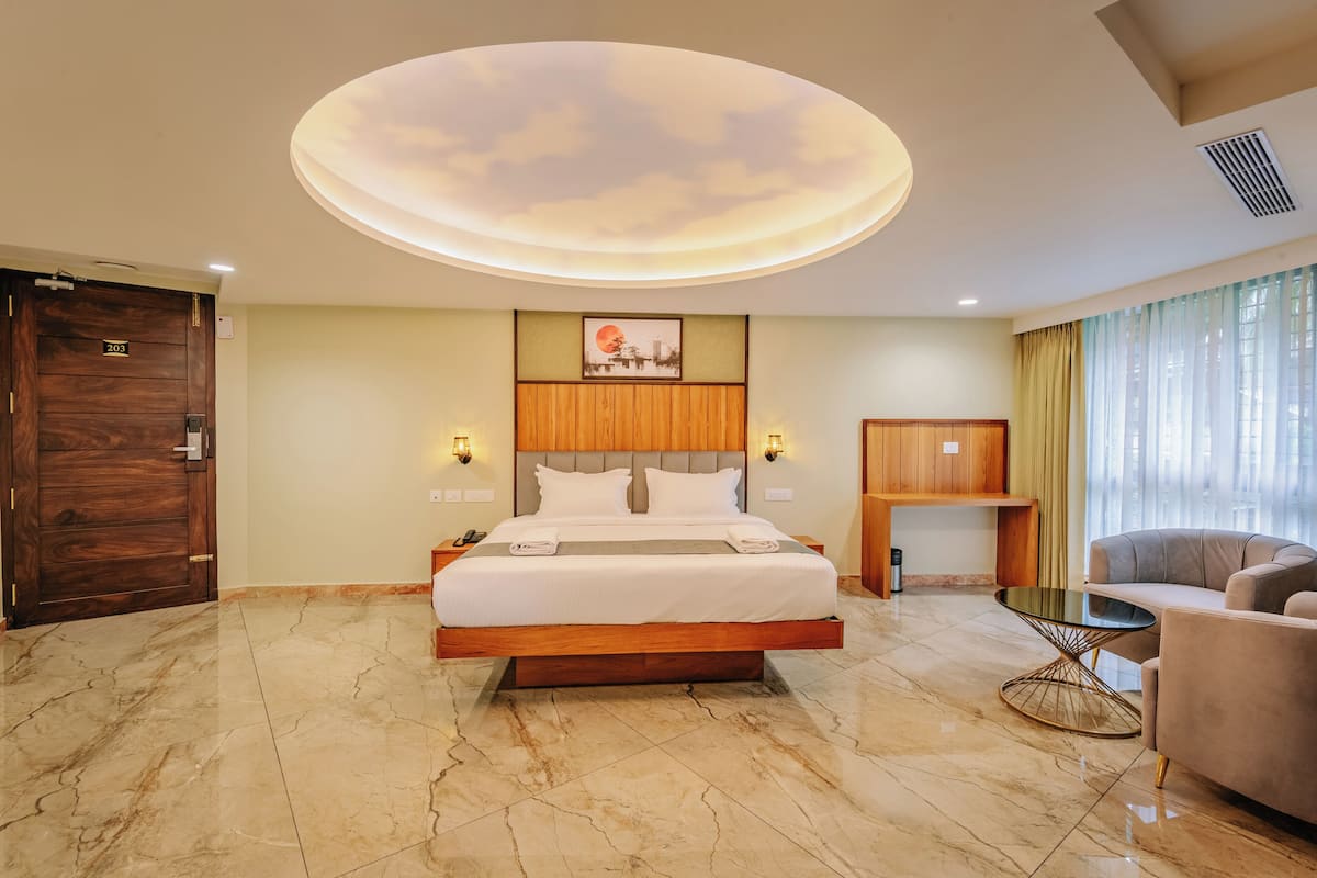 Deluxe Room | Hypo-allergenic bedding, minibar, individually decorated