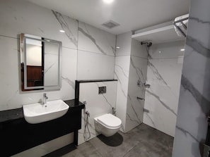 Chuveiro, toalhas de banho, sabonete, shampoo