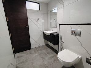 Chuveiro, toalhas de banho, sabonete, shampoo
