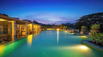 Alberca al aire libre y camastros