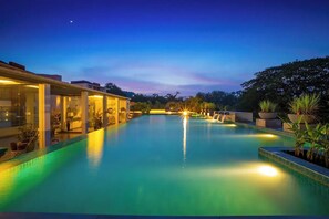 Outdoor pool, pool loungers - Coastal Grandeur by Da Alohas (Nerul)