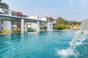 Outdoor pool, pool loungers - Coastal Grandeur by Da Alohas (Nerul)