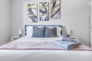 1 室のベッドルーム、デスク、アイロン / アイロン台、WiFi (無料)