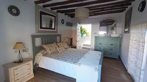 5 bedrooms, iron/ironing board, free WiFi, bed sheets
