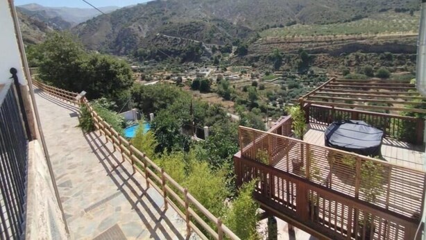 A balcony with a view of a valley and mountains. - Eras House (Nigüelas)