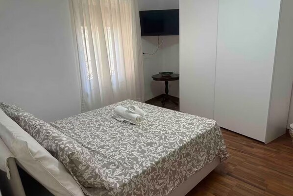 Free WiFi, bed sheets
