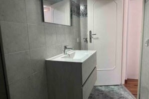 Shower, hair dryer, bidet, towels