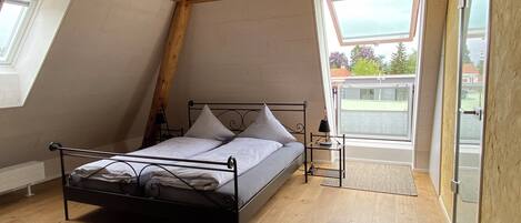 舒適樓中樓客房 | 書桌、免費 Wi-Fi