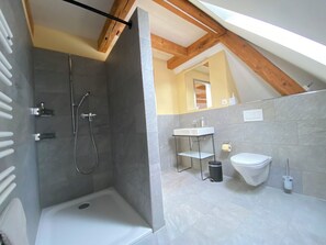Comfort Loft | Bathroom | Soap, shampoo, toilet paper - Apartment Hopfengrün Langenthal (Langenthal)