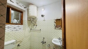 Deluxe Double Room, Patio, Mountain View | Bathroom | Free toiletries, towels