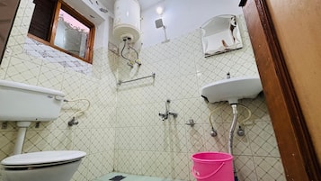Deluxe Double Room, Patio, Mountain View | Bathroom | Free toiletries, towels