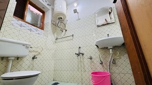 Deluxe Double Room, Patio, Mountain View | Bathroom | Free toiletries, towels
