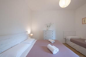 4 bedrooms, desk, iron/ironing board, free WiFi