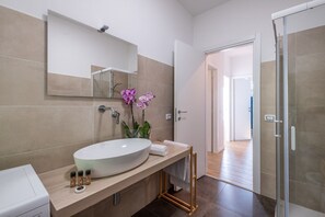 Dusche, Haartrockner, Bidet, Handtücher