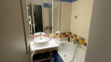 Hårføner, håndklær og toalettpapir