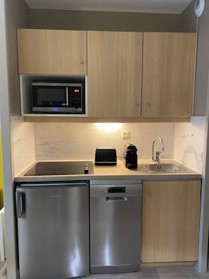 Réfrigérateur, micro-ondes, plaque de cuisson, lave-vaisselle