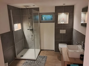 Dusche, kostenlose Toilettenartikel, Haartrockner, Handtücher