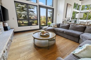 Smart TV, fireplace, books - Your next Adventure starts here! Spacious 5-bedroom house in charming Edwards (Edwards)