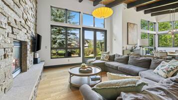 Een smart-tv, een open haard en boeken