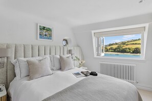 4 habitaciones, tabla de planchar con plancha y cuna de viaje 