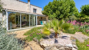 A house with a glass facade, a stone pathway, and a variety of plants. - Gîte du midi - gîtes domaine la noria (Cazouls-lès-Béziers)