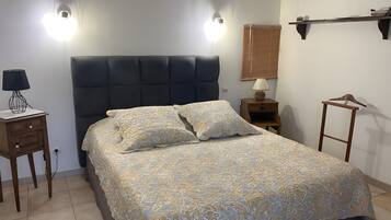 1 slaapkamer, een strijkplank/strijkijzer, wifi, beddengoed