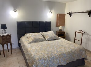 1 slaapkamer, een strijkplank/strijkijzer, wifi, beddengoed