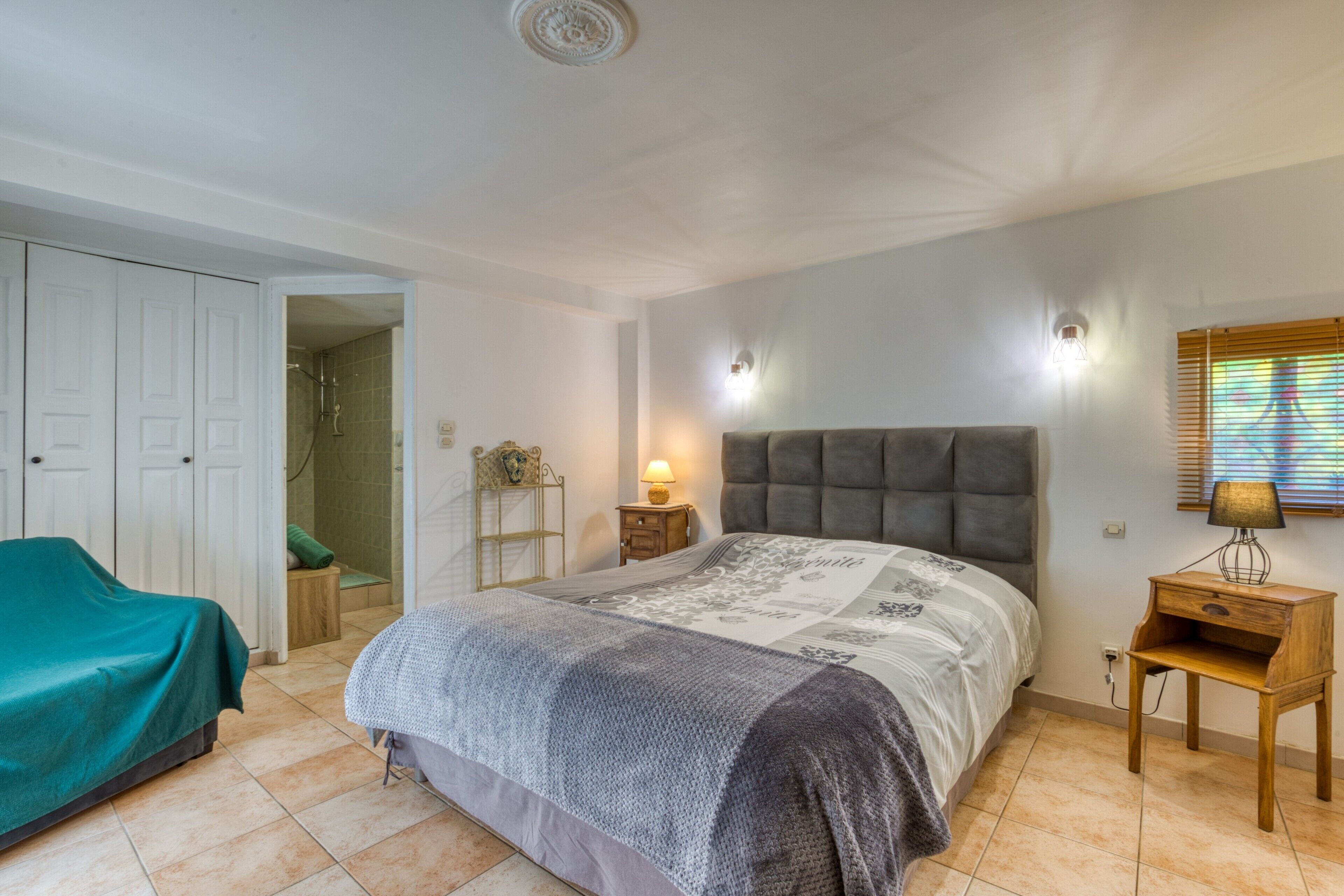 1 slaapkamer, een strijkplank/strijkijzer, wifi, beddengoed