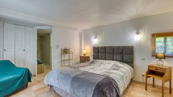 1 slaapkamer, een strijkplank/strijkijzer, wifi, beddengoed
